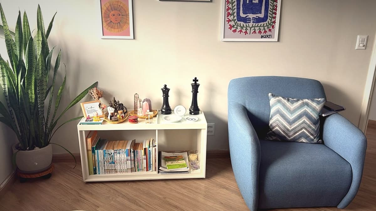 Sala de atendimento — poltrona azul e cristais
